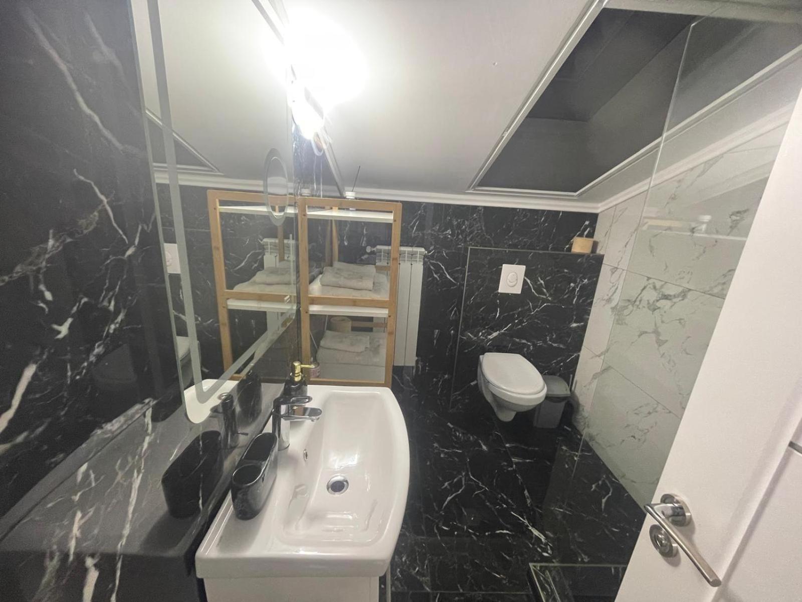 Apartament 2 Camere Tirgu Jiu 塔古玖 外观 照片